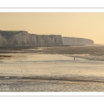 La plage de Ault au pied des falaises