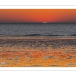 Reflets du soleil couchant sur le sable de la plage à Ault