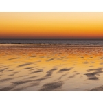 Reflets du soleil couchant sur le sable de la plage à Ault