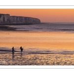 Pêcheurs à la ligne sur la plage à Ault au crépuscule