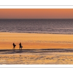 Pêcheurs à la ligne sur la plage à Ault au crépuscule