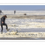 Enfants qui jouent sur la plage avec l'écume de mai