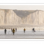 Les pêcheurs au pied des falaises