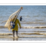 Pêcheur de crevette avec son haveneau