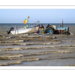 Pêcheur qui met son bateau à l'eau