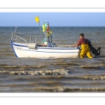 Pêcheur qui met son bateau à l'eau