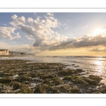 Soleil couchant au pied des falaises