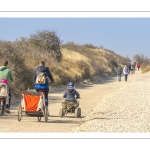 Famille en vélo sur la route blanche