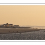 Vue de Cayeux-sur-mer depuis la plage au soleil couchant