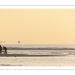 Pêcheurs venus attraper les vers de vase avec une pompe aspirante.