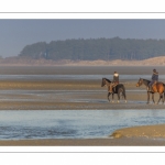 Cavalières en promenade dans la baie à marée basse (Baie de Somme)