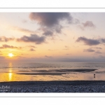 Coucher de soleil sur la plage de Cayeux et ses galets
