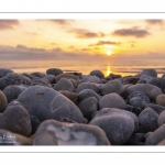 Coucher de soleil sur la plage de Cayeux et ses galets