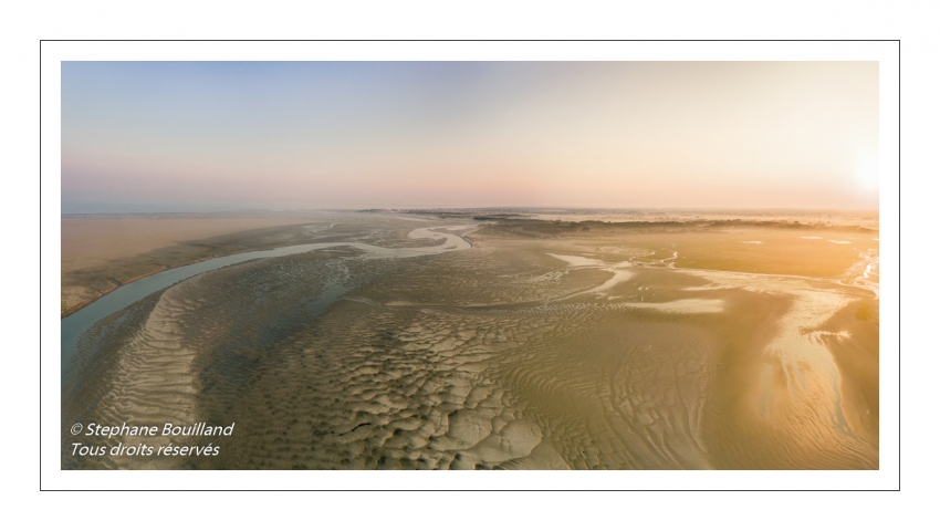 Survol de la Baie d'Authie depuis Fort-Mahon à marée basse.