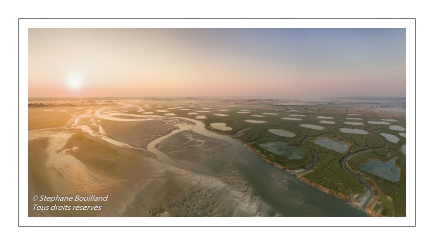 Survol de la Baie d'Authie depuis Fort-Mahon à marée basse.