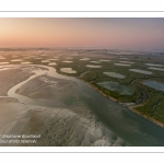 Survol de la Baie d'Authie depuis Fort-Mahon à marée basse.