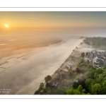 France, Somme (80), Baie de Somme, Saint-Valery-sur-Somme, la brume matianel se dissipe peu à peu et laisse appaitre le village et les hauteurs du cap hornu avec la chapelle des marins et le chenal de la Somme bordé des quais de promenade (vue aérienne) // France, Somme (80), Baie de Somme, Saint-Valery-sur-Somme, the morning mist gradually dissipates, revealing the village and the heights of Cap Hornu with the sailors' chapel and the Somme channel lined with pedestrian quays (aerial view)
