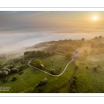 France, Somme (80), Baie de Somme, Saint-Valery-sur-Somme, la brume matianel se dissipe peu à peu et laisse appaitre le village et les hauteurs du cap hornu avec la chapelle des marins et le chenal de la Somme bordé des quais de promenade (vue aérienne) // France, Somme (80), Baie de Somme, Saint-Valery-sur-Somme, the morning mist gradually dissipates, revealing the village and the heights of Cap Hornu with the sailors' chapel and the Somme channel lined with pedestrian quays (aerial view)
