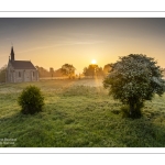 France, Somme (80), Baie de Somme, Saint-Valery-sur-Somme, la brume matianel se dissipe peu à peu et laisse appaitre le village et les hauteurs du cap hornu avec la chapelle des marins et le chenal de la Somme bordé des quais de promenade (vue aérienne) // France, Somme (80), Baie de Somme, Saint-Valery-sur-Somme, the morning mist gradually dissipates, revealing the village and the heights of Cap Hornu with the sailors' chapel and the Somme channel lined with pedestrian quays (aerial view)
