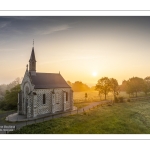 France, Somme (80), Baie de Somme, Saint-Valery-sur-Somme, la brume matianel se dissipe peu à peu et laisse appaitre le village et les hauteurs du cap hornu avec la chapelle des marins et le chenal de la Somme bordé des quais de promenade (vue aérienne) // France, Somme (80), Baie de Somme, Saint-Valery-sur-Somme, the morning mist gradually dissipates, revealing the village and the heights of Cap Hornu with the sailors' chapel and the Somme channel lined with pedestrian quays (aerial view)