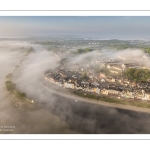 France, Somme (80), Baie de Somme, Saint-Valery-sur-Somme, la brume matianel se dissipe peu à peu et laisse appaitre le village et les hauteurs du cap hornu avec la chapelle des marins et le chenal de la Somme bordé des quais de promenade (vue aérienne) // France, Somme (80), Baie de Somme, Saint-Valery-sur-Somme, the morning mist gradually dissipates, revealing the village and the heights of Cap Hornu with the sailors' chapel and the Somme channel lined with pedestrian quays (aerial view)