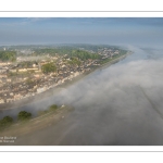 France, Somme (80), Baie de Somme, Saint-Valery-sur-Somme, la brume matianel se dissipe peu à peu et laisse appaitre le village et les hauteurs du cap hornu avec la chapelle des marins et le chenal de la Somme bordé des quais de promenade (vue aérienne) // France, Somme (80), Baie de Somme, Saint-Valery-sur-Somme, the morning mist gradually dissipates, revealing the village and the heights of Cap Hornu with the sailors' chapel and the Somme channel lined with pedestrian quays (aerial view)