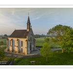 France, Somme (80), Baie de Somme, Saint-Valery-sur-Somme, la brume matianel se dissipe peu à peu et laisse appaitre le village et les hauteurs du cap hornu avec la chapelle des marins et le chenal de la Somme bordé des quais de promenade (vue aérienne) // France, Somme (80), Baie de Somme, Saint-Valery-sur-Somme, the morning mist gradually dissipates, revealing the village and the heights of Cap Hornu with the sailors' chapel and the Somme channel lined with pedestrian quays (aerial view)
