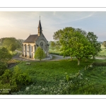 France, Somme (80), Baie de Somme, Saint-Valery-sur-Somme, la brume matianel se dissipe peu à peu et laisse appaitre le village et les hauteurs du cap hornu avec la chapelle des marins et le chenal de la Somme bordé des quais de promenade (vue aérienne) // France, Somme (80), Baie de Somme, Saint-Valery-sur-Somme, the morning mist gradually dissipates, revealing the village and the heights of Cap Hornu with the sailors' chapel and the Somme channel lined with pedestrian quays (aerial view)