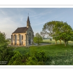 France, Somme (80), Baie de Somme, Saint-Valery-sur-Somme, la brume matianel se dissipe peu à peu et laisse appaitre le village et les hauteurs du cap hornu avec la chapelle des marins et le chenal de la Somme bordé des quais de promenade (vue aérienne) // France, Somme (80), Baie de Somme, Saint-Valery-sur-Somme, the morning mist gradually dissipates, revealing the village and the heights of Cap Hornu with the sailors' chapel and the Somme channel lined with pedestrian quays (aerial view)