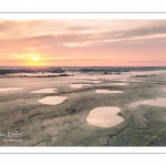 France, Somme (80), Baie de Somme, Noyelles-sur-mer, la basse vallée de la somme au petit matin dans la brume, cette zone humide est parsemée de huttes de chasse avec leurs mares // France, Somme (80), Baie de Somme, Noyelles-sur-mer, the lower Somme valley in the early morning mist, this wetland is dotted with hunting huts with their ponds //