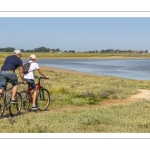 Promeneurs à vélo au Cap hornu en Baie de Somme