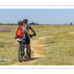 Promeneurs à vélo au Cap hornu en Baie de Somme