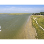 Les bateaux sur le chenal de la Somme le long des mollières en fleurs