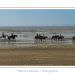 Cavaliers en promenade dans la rÃ©serve naturelle en Baie de Somme Ã  marÃ©e basse - saison : Ã©tÃ© - Lieu : RÃ©serve naturelle, proximitÃ© du parc ornithologique du Marquenterre, Saint-Quentin-en-Tourmont, Baie de Somme, Somme, Picardie, France.