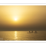 Paddle sur la plage de Cayeux-sur-mer au soleil couchant