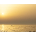 Paddle sur la plage de Cayeux-sur-mer au soleil couchant