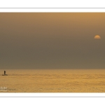 Paddle sur la plage de Cayeux-sur-mer au soleil couchant