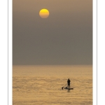 Paddle sur la plage de Cayeux-sur-mer au soleil couchant
