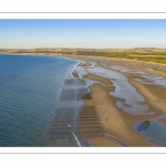 France, Pas-de-Calais (62), côte d'Opale, Grand site des deux caps, La plage de Tardinghen avec ses bouchots pour la culture des moules, le cap blanc-nez en arrière plan et l’épave du Lord Grey, ce chalutier britannique, long de 37 mètres, réquisitionné en 1915 par la Royal Navy et transformé en démineur, qui a sombré le 2 décembre 1917 lors d'une tempête // France, Pas-de-Calais (62), Opal Coast, Great site of the two capes, Tardinghen beach with its bouchots for mussel farming, the Cap Blanc-Nez in the background and the wreck of the Lord Grey, this 37-meter long British trawler, requisitioned in 1915 by the Royal Navy and transformed into a mine-clearer, which sank on December 2, 1917 during a storm.