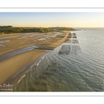 France, Pas-de-Calais (62), côte d'Opale, Grand site des deux caps, La plage de Tardinghen, ses bouchots pour la culture des moules, le cap Gris-nez en arrière plan au soleil couchant  // France, Pas-de-Calais (62), Opal Coast, Great site of the two capes, the beach of Tardinghen, its bouchots for the culture of mussels, the Cap Gris-nez in the background at sunset