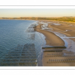 France, Pas-de-Calais (62), côte d'Opale, Grand site des deux caps, La plage de Tardinghen avec ses bouchots pour la culture des moules, le cap blanc-nez en arrière plan et l’épave du Lord Grey, ce chalutier britannique, long de 37 mètres, réquisitionné en 1915 par la Royal Navy et transformé en démineur, qui a sombré le 2 décembre 1917 lors d'une tempête // France, Pas-de-Calais (62), Opal Coast, Great site of the two capes, Tardinghen beach with its bouchots for mussel farming, the Cap Blanc-Nez in the background and the wreck of the Lord Grey, this 37-meter long British trawler, requisitioned in 1915 by the Royal Navy and transformed into a mine-clearer, which sank on December 2, 1917 during a storm.