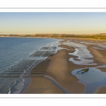 France, Pas-de-Calais (62), côte d'Opale, Grand site des deux caps, La plage de Tardinghen avec ses bouchots pour la culture des moules, le cap blanc-nez en arrière plan et l’épave du Lord Grey, ce chalutier britannique, long de 37 mètres, réquisitionné en 1915 par la Royal Navy et transformé en démineur, qui a sombré le 2 décembre 1917 lors d'une tempête // France, Pas-de-Calais (62), Opal Coast, Great site of the two capes, Tardinghen beach with its bouchots for mussel farming, the Cap Blanc-Nez in the background and the wreck of the Lord Grey, this 37-meter long British trawler, requisitioned in 1915 by the Royal Navy and transformed into a mine-clearer, which sank on December 2, 1917 during a storm.