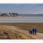 Une après-midi de Février, alors que les promeneurs viennent profiter du soleil sur la plage du Crotoy en baie de Somme. Saison : Hiver - Lieu : Le Crotoy, Baie de Somme, Somme, Picardie, Hauts-de-France, France. One afternoon in February, while walkers come to enjoy the sun on the beach of Crotoy in the Bay of Somme. Season: Winter - Location: Le Crotoy, Somme Bay, Somme, Picardie, Hauts-de-France, France.