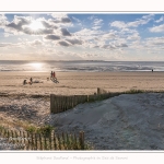 Une après-midi de Février, alors que les promeneurs viennent profiter du soleil sur la plage du Crotoy en baie de Somme. Saison : Hiver - Lieu : Le Crotoy, Baie de Somme, Somme, Picardie, Hauts-de-France, France. One afternoon in February, while walkers come to enjoy the sun on the beach of Crotoy in the Bay of Somme. Season: Winter - Location: Le Crotoy, Somme Bay, Somme, Picardie, Hauts-de-France, France.