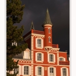 L'hotel des Tourelles au Crotoy, sur fond de ciel d'orage. Le momument emblématique du Crotoy est ici vivement éclairé alors que derrière le ciel est tout noir. - Saison : Hiver - Lieu : Le Crotoy, Baie de Somme, Somme, Picardie, Hauts-de-France, France. 
254/5000
The hotel of Tourelles in Crotoy, against a background of stormy sky. The emblematic momument of Crotoy is here brightly lit while behind the sky is all black. - Season: Winter - Location: Le Crotoy, Somme Bay, Somme, Picardy, Hauts-de-France, France.