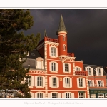 L'hotel des Tourelles au Crotoy, sur fond de ciel d'orage. Le momument emblématique du Crotoy est ici vivement éclairé alors que derrière le ciel est tout noir. - Saison : Hiver - Lieu : Le Crotoy, Baie de Somme, Somme, Picardie, Hauts-de-France, France. 
254/5000
The hotel of Tourelles in Crotoy, against a background of stormy sky. The emblematic momument of Crotoy is here brightly lit while behind the sky is all black. - Season: Winter - Location: Le Crotoy, Somme Bay, Somme, Picardy, Hauts-de-France, France.