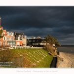 L'hotel des Tourelles au Crotoy, sur fond de ciel d'orage. Le momument emblématique du Crotoy est ici vivement éclairé alors que derrière le ciel est tout noir. - Saison : Hiver - Lieu : Le Crotoy, Baie de Somme, Somme, Picardie, Hauts-de-France, France. 254/5000The hotel of Tourelles in Crotoy, against a background of stormy sky. The emblematic momument of Crotoy is here brightly lit while behind the sky is all black. - Season: Winter - Location: Le Crotoy, Somme Bay, Somme, Picardy, Hauts-de-France, France.