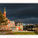 L'hotel des Tourelles au Crotoy, sur fond de ciel d'orage. Le momument emblématique du Crotoy est ici vivement éclairé alors que derrière le ciel est tout noir. - Saison : Hiver - Lieu : Le Crotoy, Baie de Somme, Somme, Picardie, Hauts-de-France, France. 
254/5000
The hotel of Tourelles in Crotoy, against a background of stormy sky. The emblematic momument of Crotoy is here brightly lit while behind the sky is all black. - Season: Winter - Location: Le Crotoy, Somme Bay, Somme, Picardy, Hauts-de-France, France.