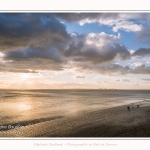 Crépuscule sur la plage du Crotoy et coucher de soleil - Saison : Hiver - Lieu : Le Crotoy, Baie de Somme, Somme, Picardie, Hauts-de-France, France. Twilight on Crotoy beach and sunset - Season: Winter - Location: Le Crotoy, Somme Bay, Somme, Picardie, Hauts-de-France, France.