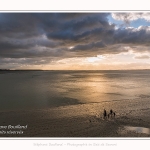 Crépuscule sur la plage du Crotoy et coucher de soleil - Saison : Hiver - Lieu : Le Crotoy, Baie de Somme, Somme, Picardie, Hauts-de-France, France. Twilight on Crotoy beach and sunset - Season: Winter - Location: Le Crotoy, Somme Bay, Somme, Picardie, Hauts-de-France, France.